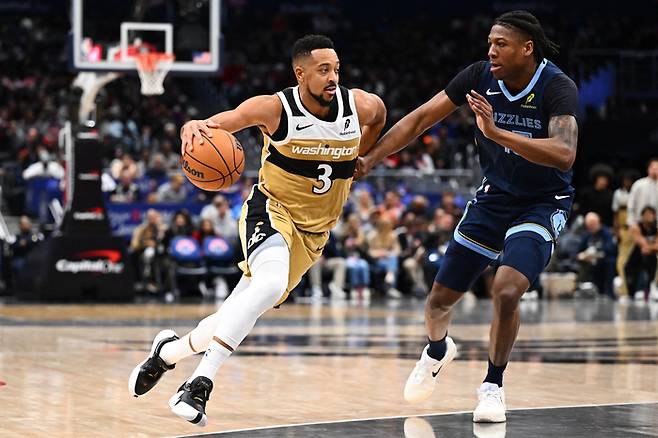 ‘초대형 트레이드’ 주인공, 새 팀 유니폼 입고 ‘첫선’…애틀랜타, 영 보낸 이유 증명 中 [SS시선집중]