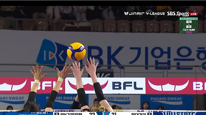 “손가락 안 닿았는데...” 경기 흐름 바꾼 판정, 잡음 끊이지 않는 배구 코트