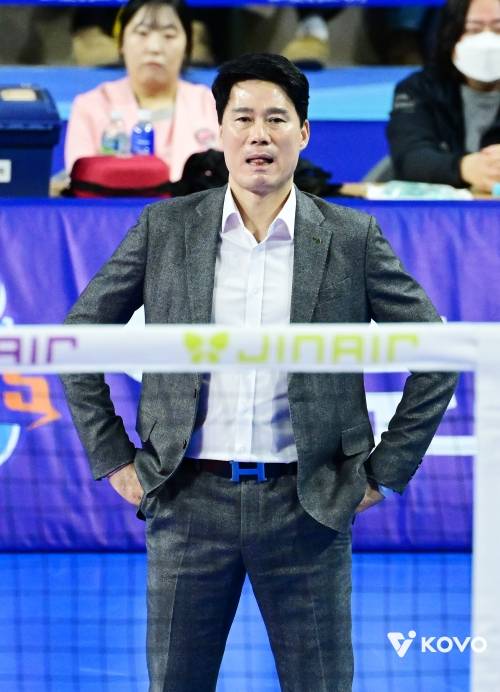 “손가락 안 닿았는데...” 경기 흐름 바꾼 판정, 잡음 끊이지 않는 배구 코트