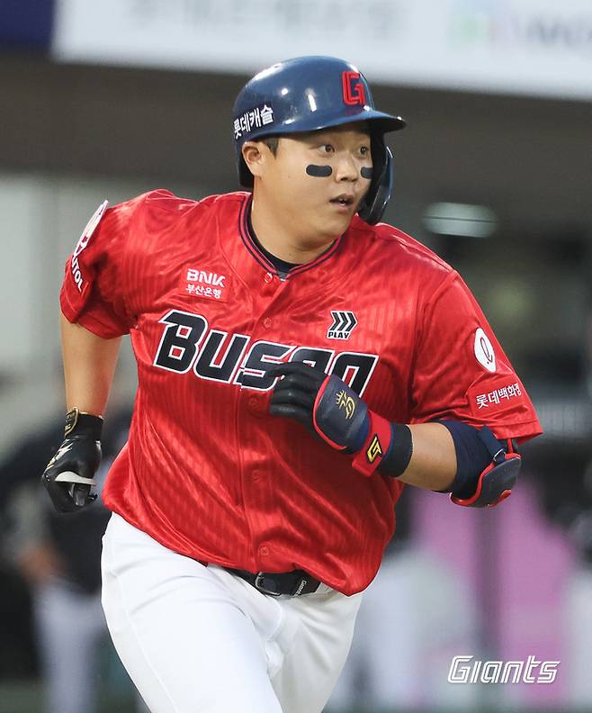 사직이 기다린 건 FA가 아니었다...드디어 '4번 타자' 돌아오나