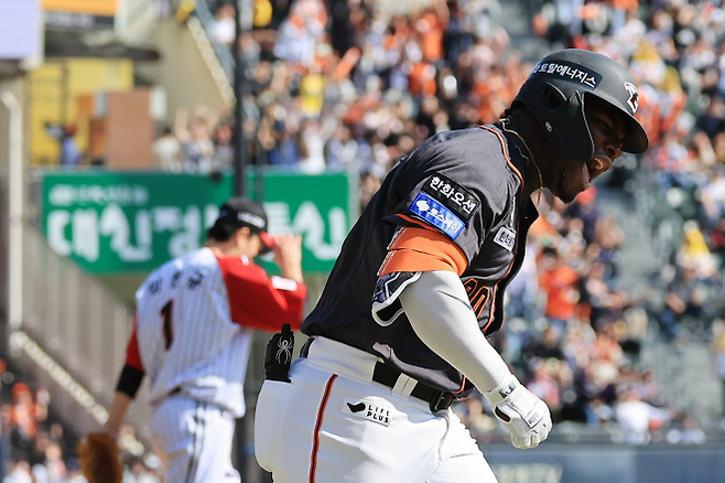 한화에 이만큼이나 진심이라니…벌써 응원가 틀고 홈런 추억하는 페라자