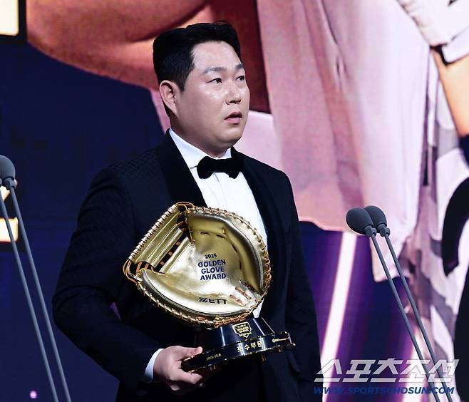 2년 15억 걷어찼는데 미계약 위기. 그런데 2년 42억원을 뿌리칠 수 있다고? KBO 최고 포수가 태풍을 몰고온다