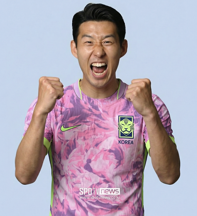 ‘마침내 공개’ 손흥민, ‘파격’ 보라+민트 입고 뛴다…韓 북중미월드컵 원정 유니폼 ‘전격 유출’