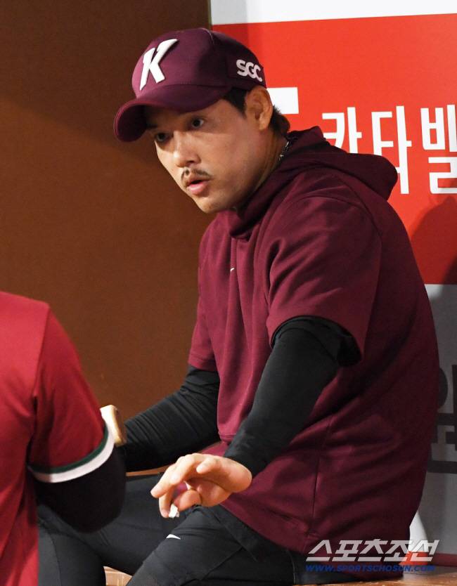 이용규, 은퇴는 없다...올해도 플레잉 코치로 사인 완료, 관건은 2억이던 연봉