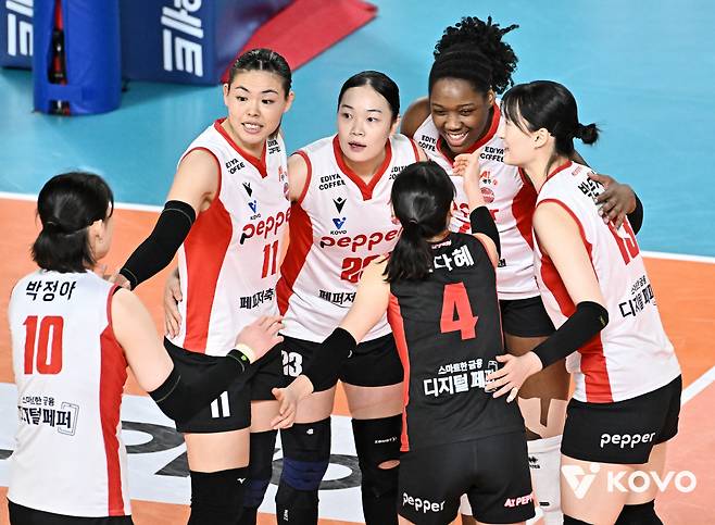 '와 범실로 한 세트 내줬다' 자멸한 정관장 3연패, '조이 대폭발' 페퍼저축은행 셧아웃 완승[대전 리뷰]