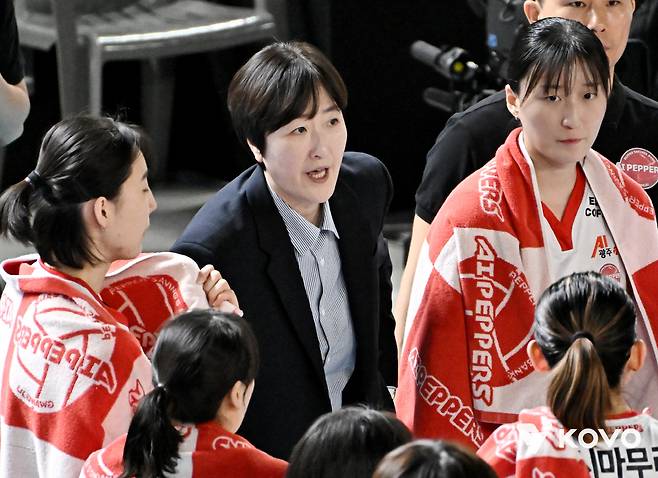 '와 범실로 한 세트 내줬다' 자멸한 정관장 3연패, '조이 대폭발' 페퍼저축은행 셧아웃 완승[대전 리뷰]