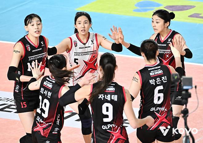 '와 범실로 한 세트 내줬다' 자멸한 정관장 3연패, '조이 대폭발' 페퍼저축은행 셧아웃 완승[대전 리뷰]