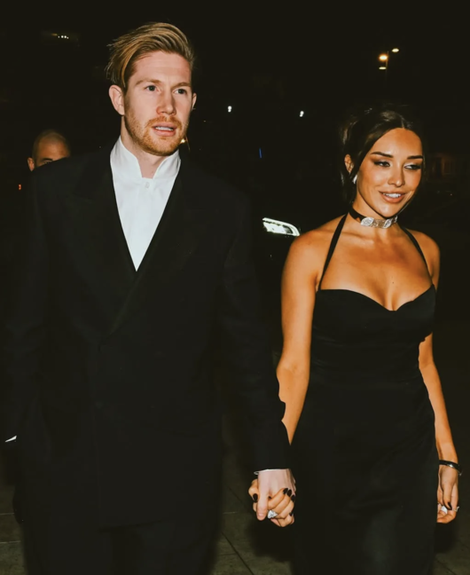 ‘시선강탈 드레스 레전드 남편보다 주목받은 아내’ 더 브라위너, 벨기에 명예의 전당 입성