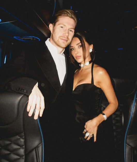 ‘시선강탈 드레스 레전드 남편보다 주목받은 아내’ 더 브라위너, 벨기에 명예의 전당 입성