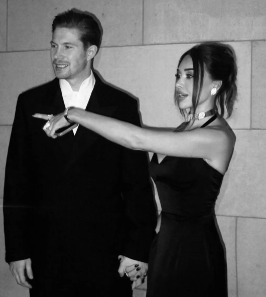 ‘시선강탈 드레스 레전드 남편보다 주목받은 아내’ 더 브라위너, 벨기에 명예의 전당 입성