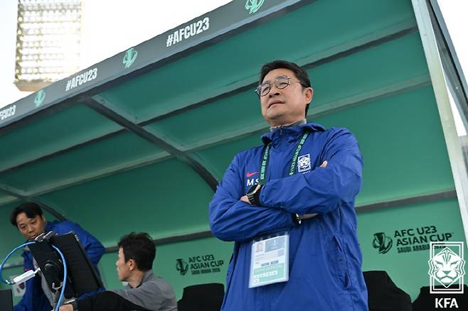 역대급 망신! 韓 축구, 中에 무시당할 만하다…중국에 2연패+8강 턱걸이→이민성호 '안토니오의 마법'에 떤다