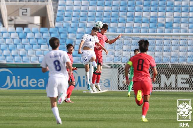 역대급 망신! 韓 축구, 中에 무시당할 만하다…중국에 2연패+8강 턱걸이→이민성호 '안토니오의 마법'에 떤다