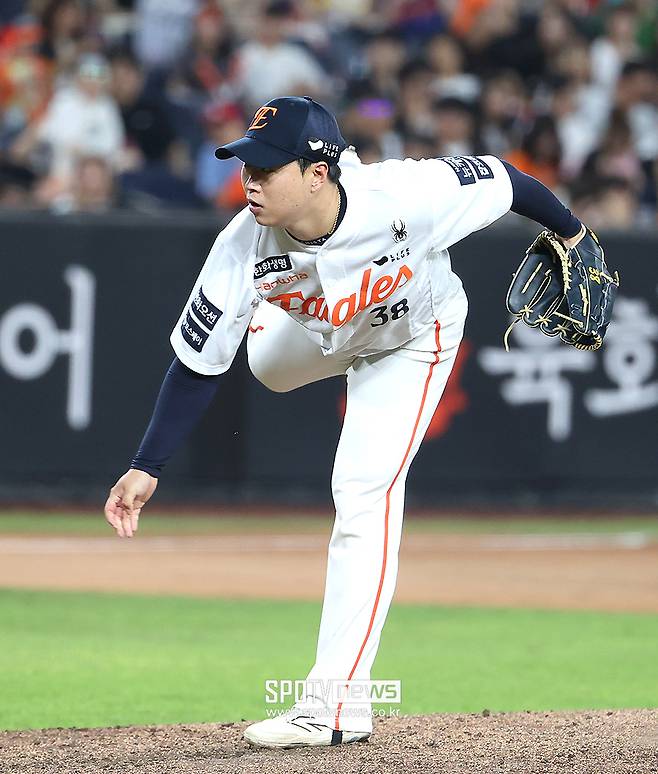 수술→수술→수술→수술→KS 등판 인간승리…한화 마당쇠 드라마는 이제부터 진짜 시작이다
