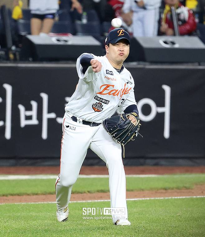 수술→수술→수술→수술→KS 등판 인간승리…한화 마당쇠 드라마는 이제부터 진짜 시작이다