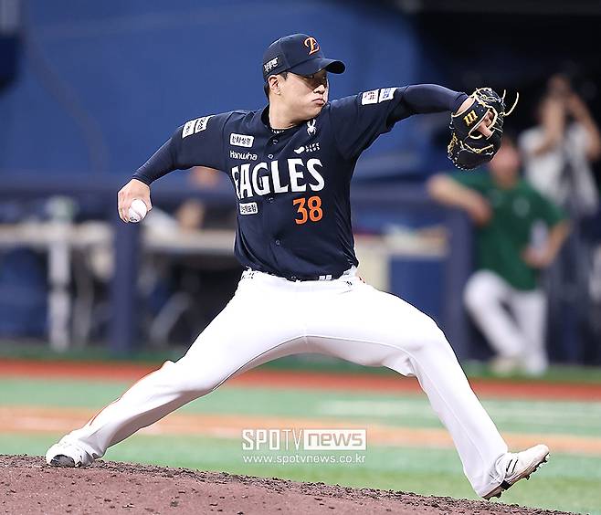 수술→수술→수술→수술→KS 등판 인간승리…한화 마당쇠 드라마는 이제부터 진짜 시작이다