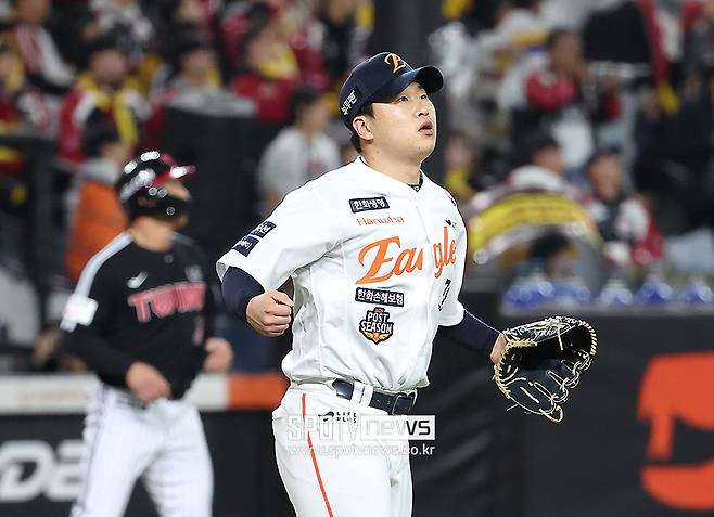 수술→수술→수술→수술→KS 등판 인간승리…한화 마당쇠 드라마는 이제부터 진짜 시작이다