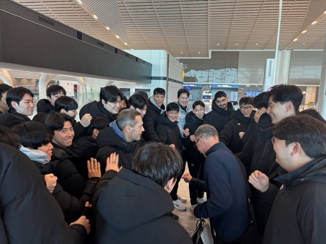 '세상에 이런 이별이' 박철우 대행 이하 우리카드 선수단-사무국 '깜짝 배웅' 파에스 전 감독도 뭉클