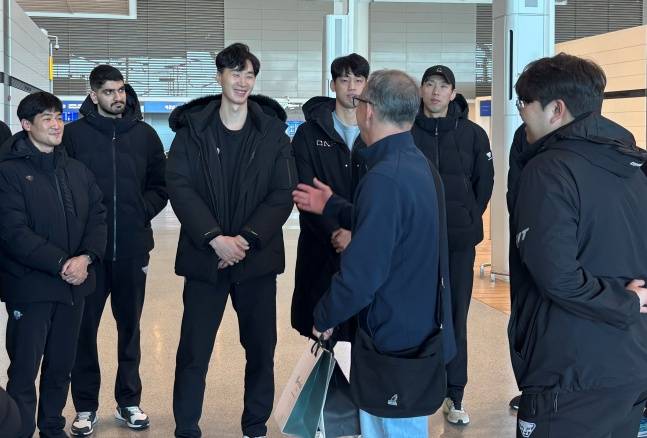 '세상에 이런 이별이' 박철우 대행 이하 우리카드 선수단-사무국 '깜짝 배웅' 파에스 전 감독도 뭉클