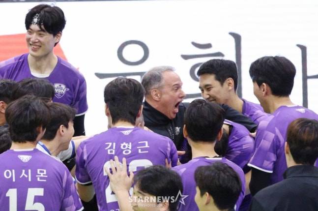 '세상에 이런 이별이' 박철우 대행 이하 우리카드 선수단-사무국 '깜짝 배웅' 파에스 전 감독도 뭉클