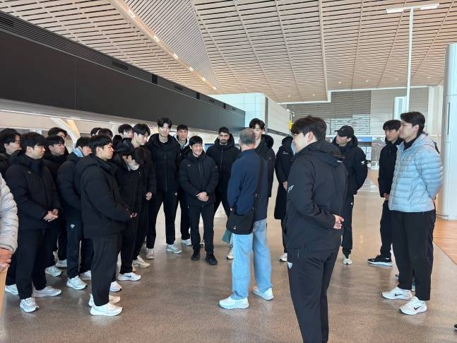 '세상에 이런 이별이' 박철우 대행 이하 우리카드 선수단-사무국 '깜짝 배웅' 파에스 전 감독도 뭉클