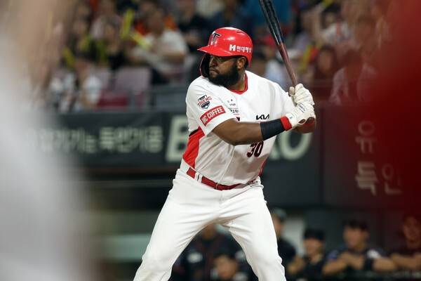 '우승 후 재계약 불발' 前 KIA 테스형, 담장 앞에서 환상적인 '슈퍼 캐치'…2026시즌 활약은 어디서?