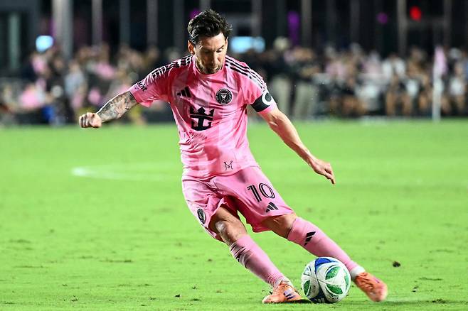 '515억 손흥민보다 47배 더 주겠다' 미친 수준...메시 앞에 도착한 사우디 '2조 4100억'→GOAT는 거절