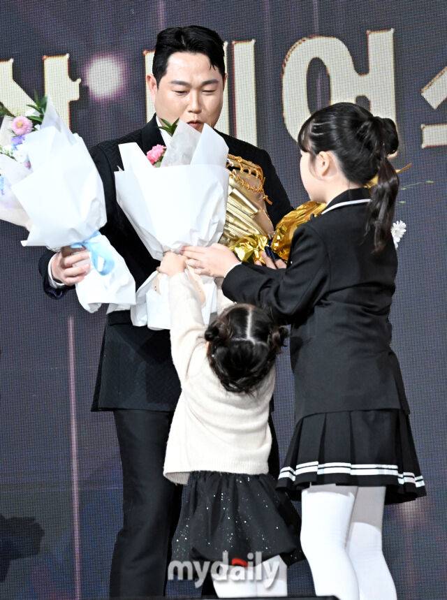 “(강)민호형 덕분에 야구 오래한다…야구인생 선생님이자 롤모델” 양의지 진심, KBO 포수 레전드 또또또 FA 대박 가능