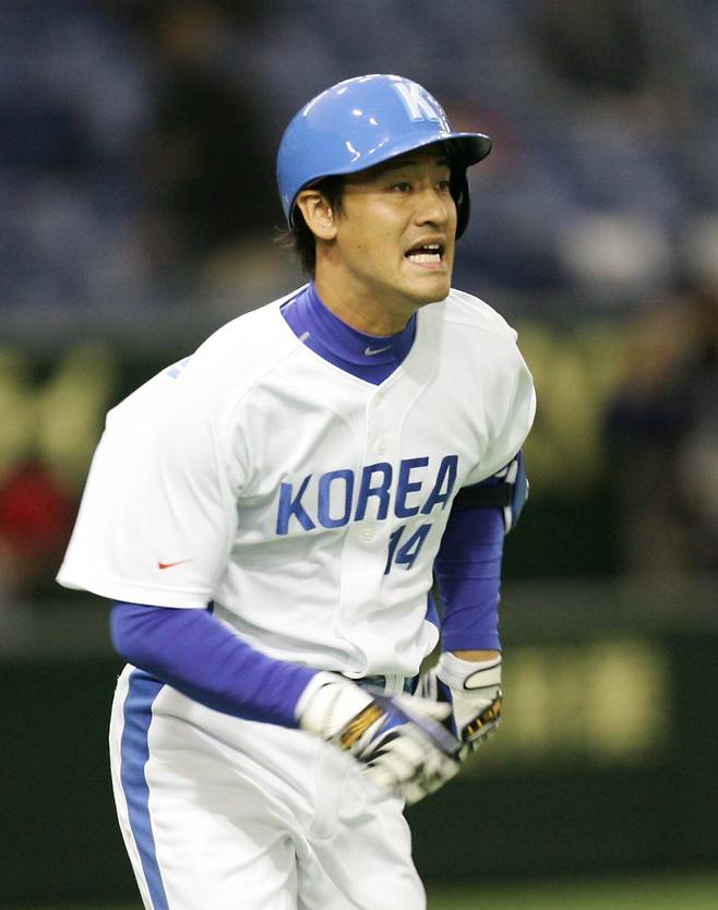 투병 중에도 현장 지킨 롯데 김민재 코치...'2026 WBC 영웅', 사직의 별이 되다