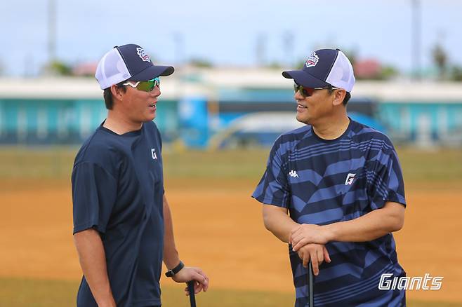 투병 중에도 현장 지킨 롯데 김민재 코치...'2026 WBC 영웅', 사직의 별이 되다
