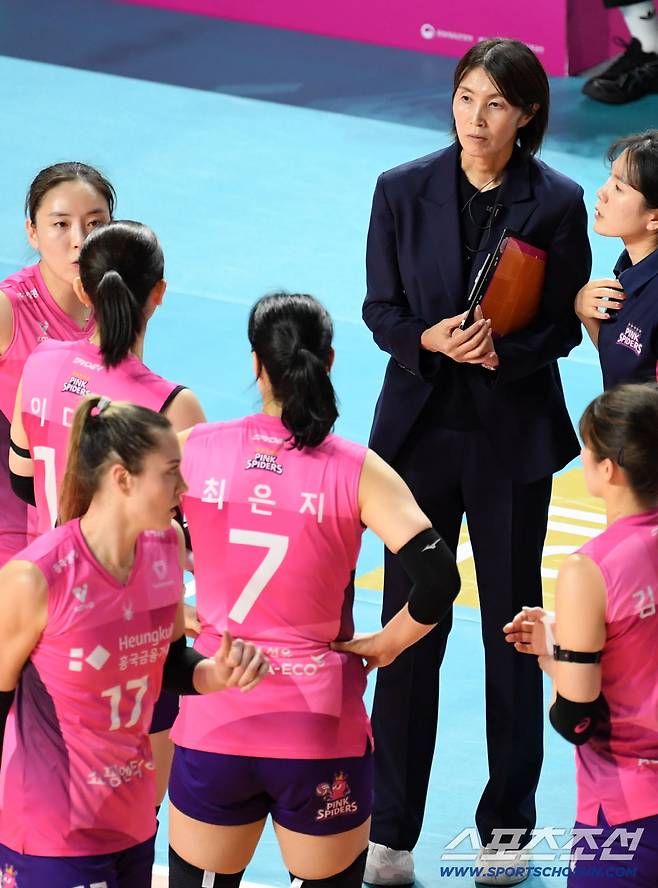 파죽의 3연승! 요시하라 흥국생명 감독은 웃지 않았다 →