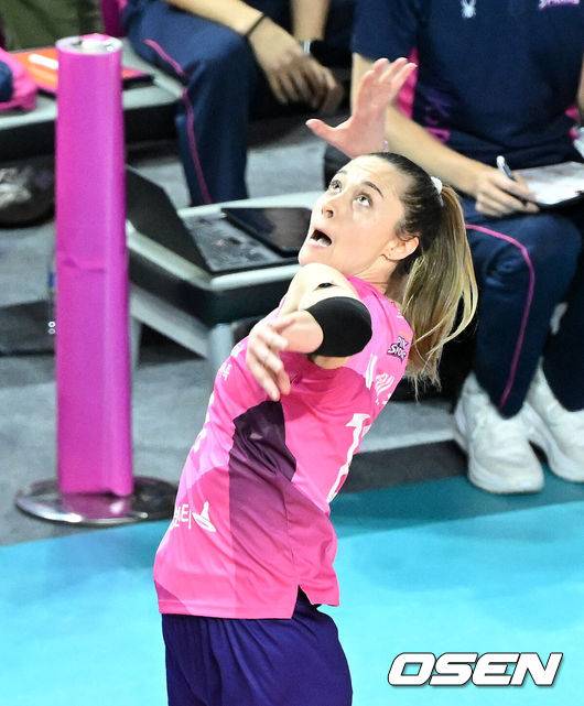 ‘김연경 은퇴했는데’ 흥국생명 선두마저 격파! 파죽의 3연승→2위 눈앞…레베카 32점 맹폭 [인천 리뷰]