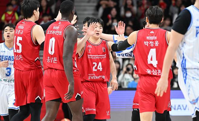 '강동희 아들' KT 강성욱, 데뷔 최다 20점 펄펄…팀은 KCC 완파