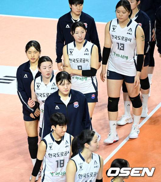 압도적 1위인데, 흥국생명 돌풍에 일격…사령탑 한숨 “강서브 오자 서로 미루는 모습, 분위기 넘겨줬다” [오!쎈 인천]