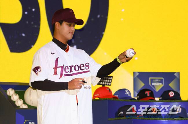 '학폭 1호 → 사과 거부' 박준현, 첫 공식석상서 인터뷰 피했다…키움 측 '노심초사' [대전스케치]