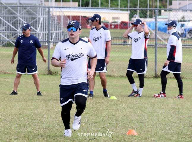 '기술도 태도도 완벽' 그런데 외야에 자리가 없다... 한화 문현빈, 경쟁자가 빅리거-GG-수비·출루 달인이라니 [사이판 현장]