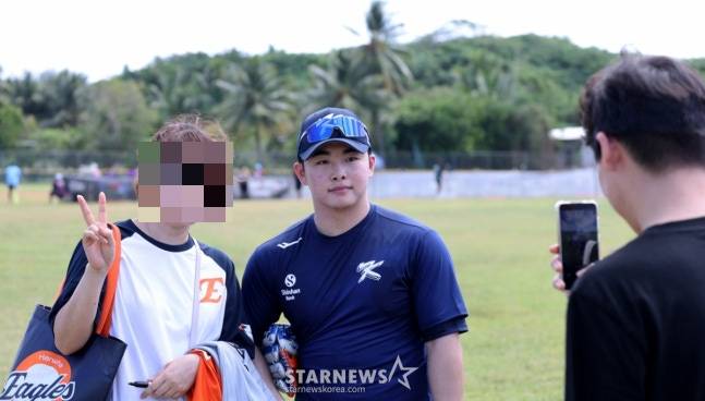 '기술도 태도도 완벽' 그런데 외야에 자리가 없다... 한화 문현빈, 경쟁자가 빅리거-GG-수비·출루 달인이라니 [사이판 현장]