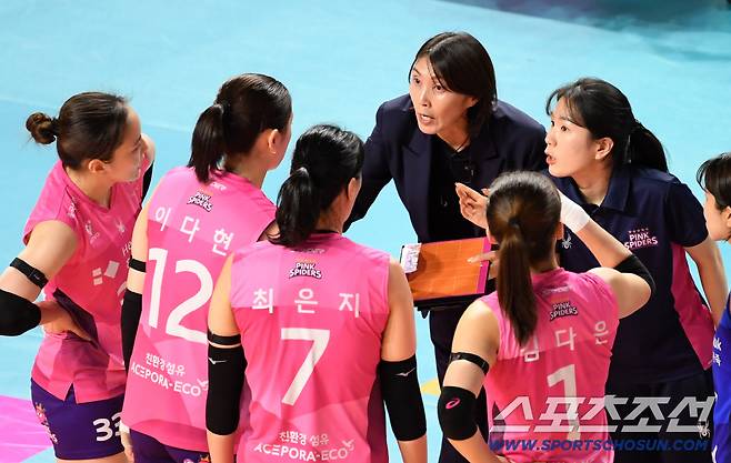 일본 女감독의 대반란! 김연경 그림자 이렇게 빨리 걷어내나 → '꼴찌 우려' 흥국생명, 후반기 돌풍 무섭다