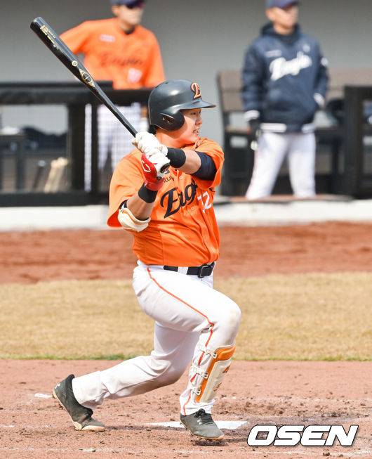 '두둑한 봉투 이유 있네' 김경문 감독이 점찍은 젊은 포수…한화 안방 경쟁, 타율왕까지 뛰어든다