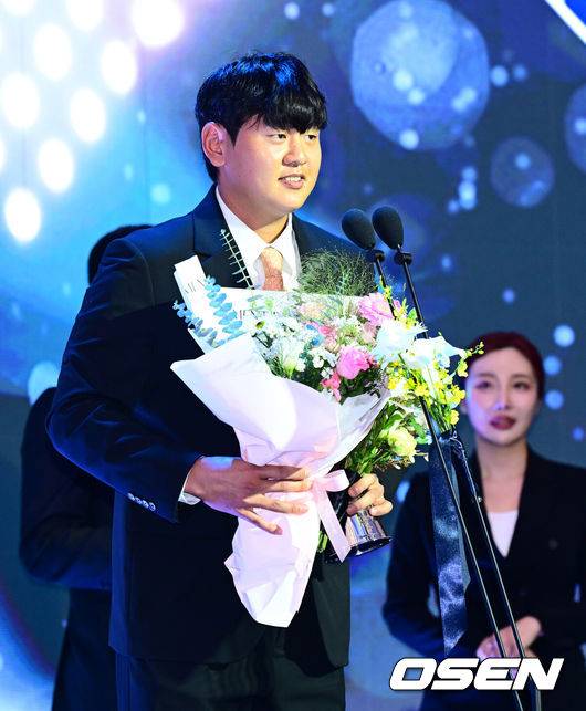 '두둑한 봉투 이유 있네' 김경문 감독이 점찍은 젊은 포수…한화 안방 경쟁, 타율왕까지 뛰어든다