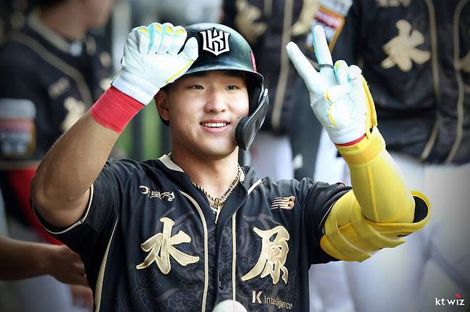 ‘신인왕’ 안현민 연봉 445.5% 껑충…구단 역대 최고 인상률