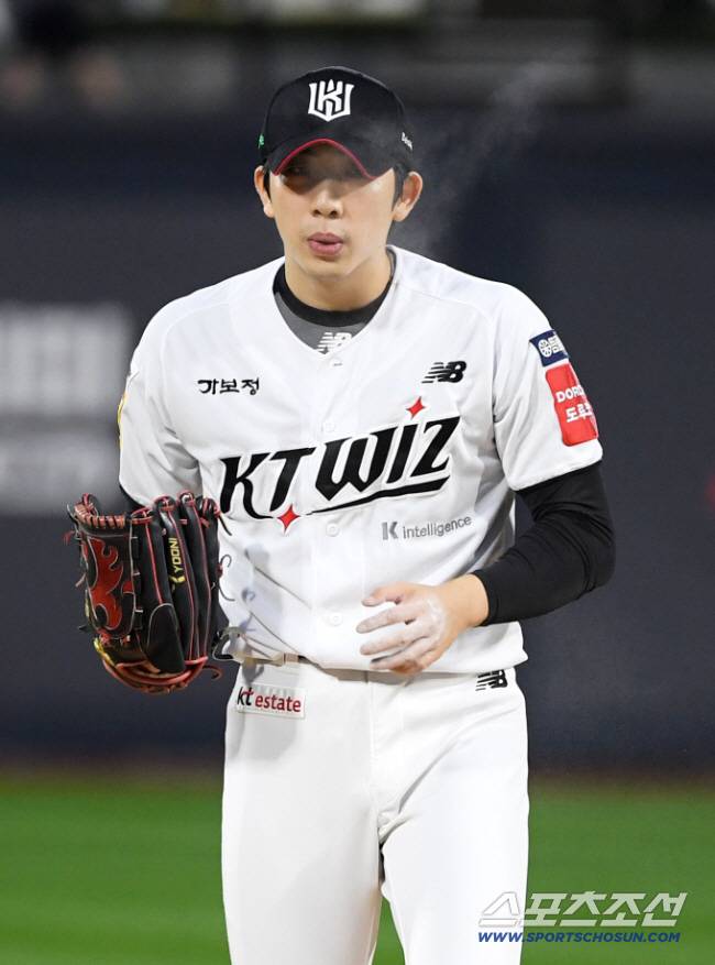 [공식발표] 한화 포기한 필승조, '연봉 3억' 초대박…'445.5%↑' 안현민 구단 역대 최고 인상률 기록