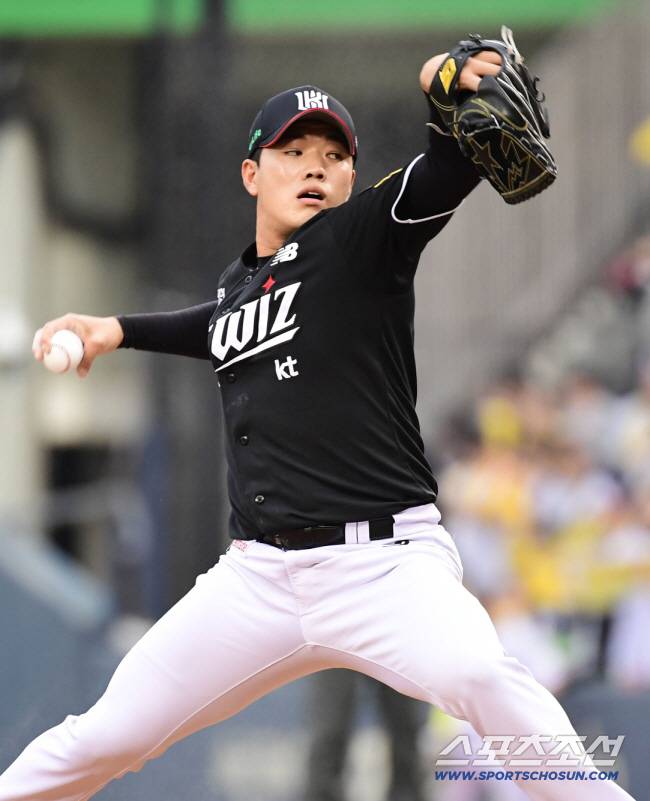 [공식발표] 한화 포기한 필승조, '연봉 3억' 초대박…'445.5%↑' 안현민 구단 역대 최고 인상률 기록