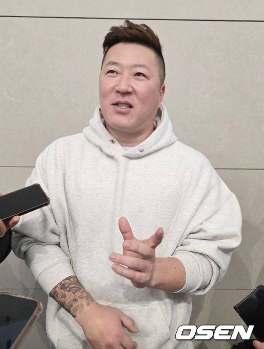 34번 되찾은 최형우, 전병우 위한 선물은 ‘고급 시계도 명품 가방도’ 아니었다 [오!쎈 인천공항]