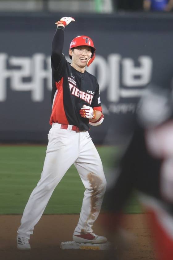 [오피셜] '와' KIA 예비 FA 연봉 초대박 터졌다! 김도영은 끝내 '반토막' 확정, 16명 칼바람 대거 불었다 '연봉 계약 공식발표'