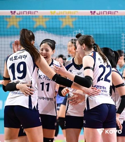 1승8패→사령탑 교체→10승3패 ‘고공 질주’…IBK기업은행, GS칼텍스 꺾고 5연승, 다시 불붙은 ‘3위 싸움’