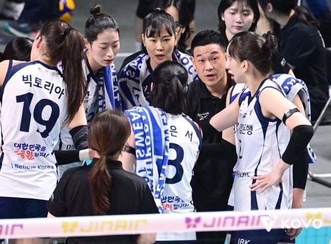 1승8패→사령탑 교체→10승3패 ‘고공 질주’…IBK기업은행, GS칼텍스 꺾고 5연승, 다시 불붙은 ‘3위 싸움’