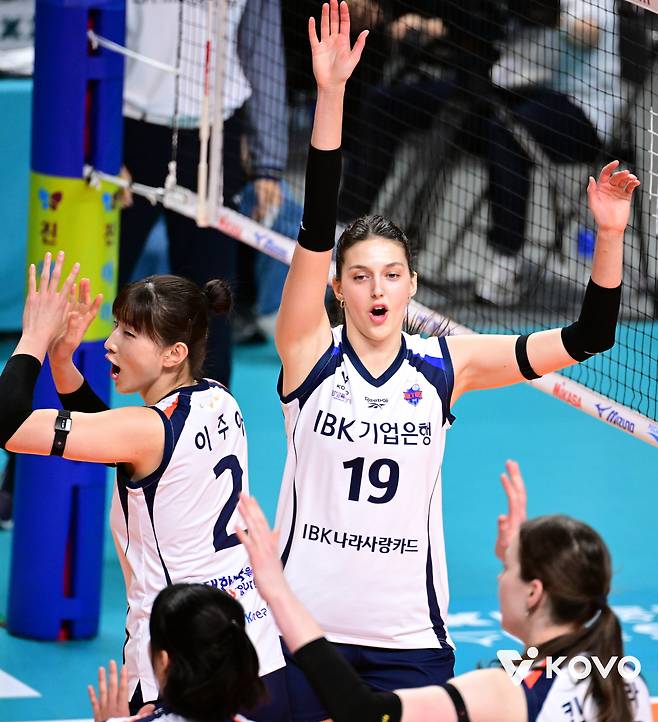 1승8패→사령탑 교체→10승3패 ‘고공 질주’…IBK기업은행, GS칼텍스 꺾고 5연승, 다시 불붙은 ‘3위 싸움’