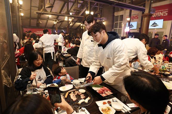 칼국수 대접하고, 고기 구워주고…사인만 하던 팬서비스의 진화 [김양희의 맛있는 야구]