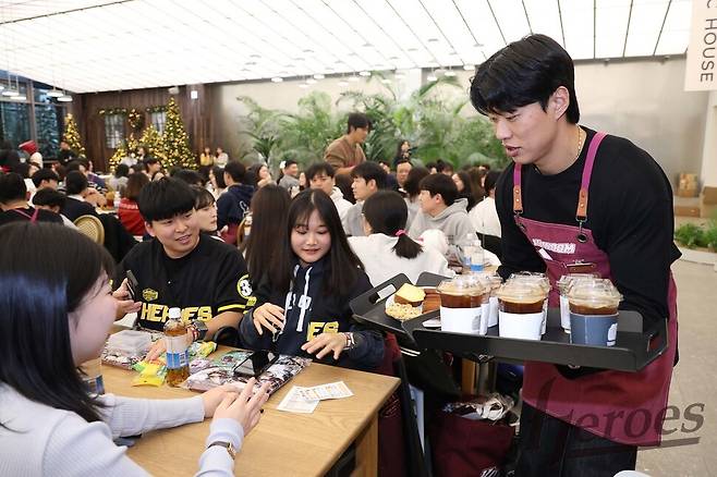 칼국수 대접하고, 고기 구워주고…사인만 하던 팬서비스의 진화 [김양희의 맛있는 야구]