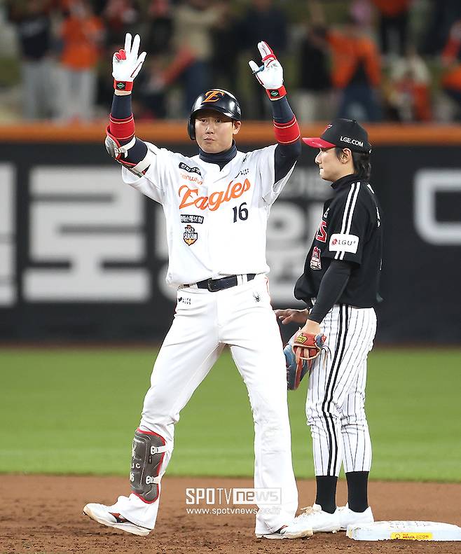 FA 미아 위기→눈물의 헐값 계약→한화 구세주… 이제는 당당하다, 연봉으로 보상 받을까